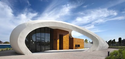 En Aberdeen, en Gales, está el centro diseñado por el estudio Snøhetta, un edificio ligero sin techo en su interior.