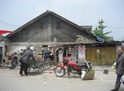 Destrozos en un pequeño bazar