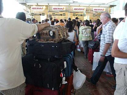 Largas colas de viajeros frente a los mostradores de Ibera en El Prat.