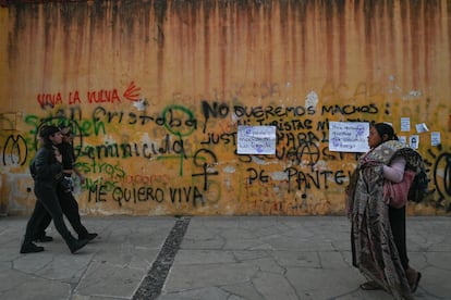 Mujeres caminan en las calles del centro de San Cristóbal de las Casas luego de la marcha por el Día de la Mujer, el 8 de marzo de 2022.