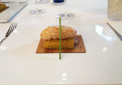 Tartar de gambón con socarrat de arroz a banda.