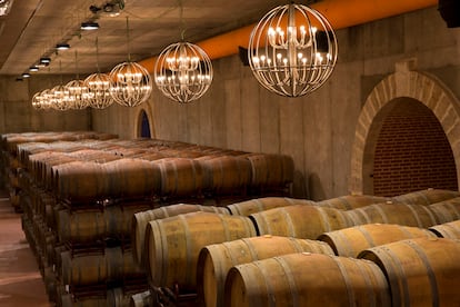 Vista de la sala de barricas de la bodega que Félix Solís inauguró en 2022 en Valdepeñas. Imagen proporcionada por el grupo bodeguero.