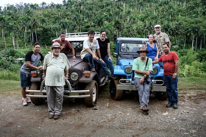 El equipo de autores del Proyecto Cuba Indígena al completo en el río Duaba, en las montañas de Baracoa, junto a varios colaboradores y parte del equipo de producción.