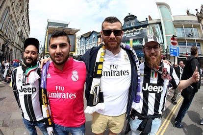 Varios aficionados del Real Madrid y de la Juventus en las calles de Cardiff.