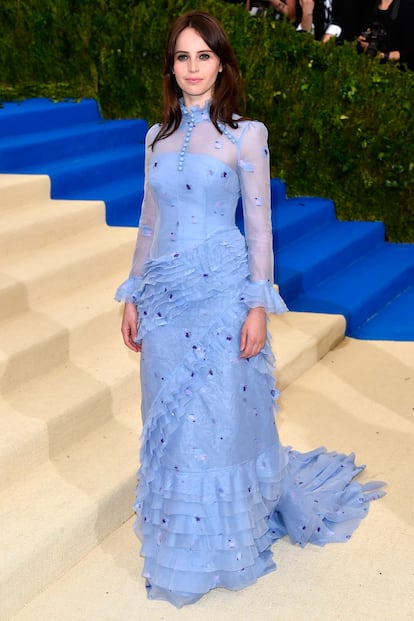 Erdem firma el diseño azul de Felicity Jones.