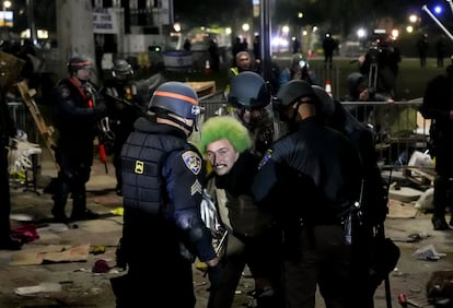 La policía traslada a un detenido durante el desalojo de la universidad de UCLA. 