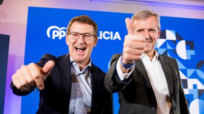 Alberto Núñez Feijóo y Alfonso Rueda celebran este lunes su triunfo electoral en Santiago.