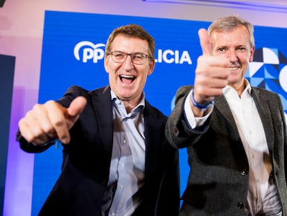 Alberto Núñez Feijóo y Alfonso Rueda celebran este lunes su triunfo electoral en Santiago.