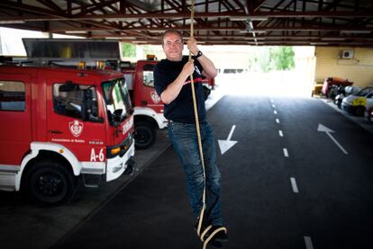 José Antonio Monago, en el parque de bomberos de Mérida, a cuya plantilla perteneció de joven.