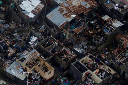 Gente en casas destruidas en Jeremie (Haití), este miércoles.