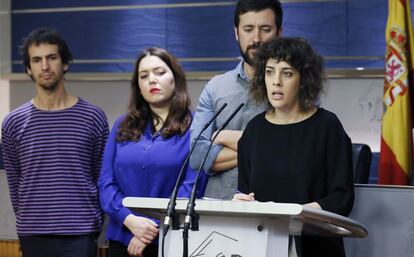 La portavoz de En Marea, Alexandra Fernández, en rueda de prensa en el Congreso acompañada de diputados de la coalición gallega.