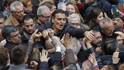 Pedro Sánchez, rodeado de simpatizantes en la localidad de Xirivella (Valencia), en noviembre.