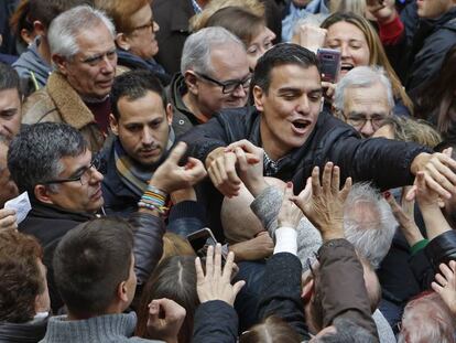 Pedro S&aacute;nchez, rodeado de simpatizantes en la localidad de Xirivella (Valencia), en noviembre.