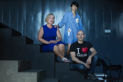 La directora Marta Eguilior y los dos protagonistas, Inés Olabarria-Smith y Enrique Sánchez Ramos, de la ópera 'As One', que estrenan el 24 de septiembre en sala Max Aub de Matadero de Madrid.
