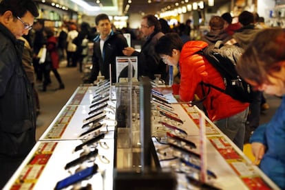 Compradores de tecnolog&iacute;a en unos grandes almacenes de ocio en Madrid. 