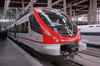 Uno de los nuevos trenes Civia de Cercanías Renfe, fabricado por CAF, durante su presentación en la estación de Puerta de Atocha.