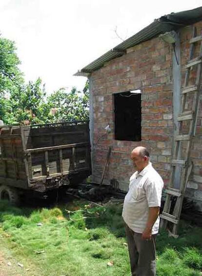 Avelino Sivisapa, el abuelo de Diego Estacio, a la puerta de su casa.