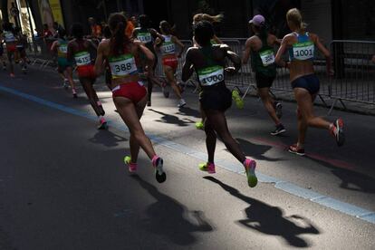 Varias atletas durante la competición del maratón femenino por las calles de Río de Janeiro, Brasil.