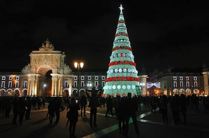 Un gran árbol navideño preside desde hace unos días la plaza del Comercio de Lisboa, a pocos metros del río Tajo. La iluminación, que también decora las peatonales calles de la ‘Baixa’, así como el cercano Chiado, invitan a un paseo por el centro histórico de la capital portuguesa.