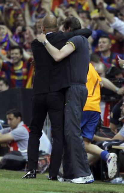 Guardiola se abraza con Tito Vilanova.