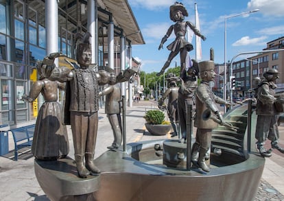 La Puppenbrunnen o fuente de marionetas, obra del escultor alemán Bonifatius Stirnberg, es uno de los monumentos más famosos de la ciudad.