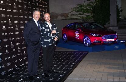 Alec Baldwin y Santiago Segura posan con el nuevo Ford Mondeo de fondo