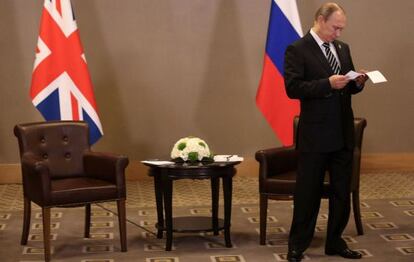 El presidente ruso, Vladimir Putin, espera la llegada del primer ministro británico, David Cameron, antes de la reunión en el G-20.