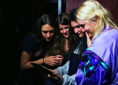 De izquierda a derecha, Ana Perrote, Carlotta Cosials, Ade Martín y Amber Grimbergen leyendo una felicitación recién llegadas al camerino.