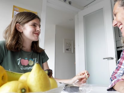 María y Teresa charlando en la cocina mientras meriendan