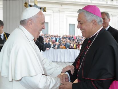 El papa Francisco saludaba en 2014 al obispo de Tenerife, Bernardo Álvarez, en una foto cedida.