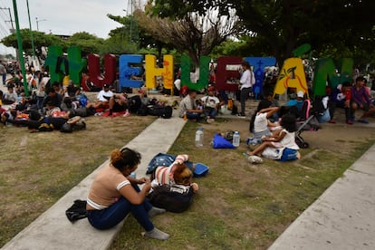 Los migrantes empezaron a caminar antes del amanecer en el segundo día del trayecto. Salieron el domingo desde Tapachula y en la imagen se les ve descansando en Huehuetán.