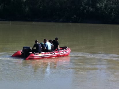 La policía navega por el Guadalquivir en busca de pistas sobre el paradero de Ruth y José, los dos niños desaparecidos el sábado en Córdoba.