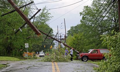 Carreteras cortadas por árboles y postes del tendido eléctrico que no han resistido el paso del tornado en Tupelo, Misisipí.