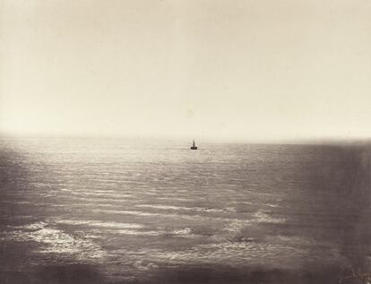 Una de las imágenes más delicadas de las tomadas por Le Gray, 'Barco de vapor', en 1856, con la pequeña embarcación perdidad en la infinidad del océano.