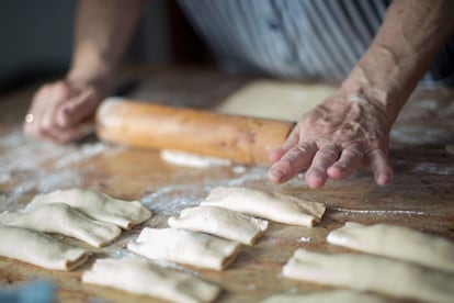 Elaboración de ‘casadielles’, un dulce típico del Principado de Asturias.