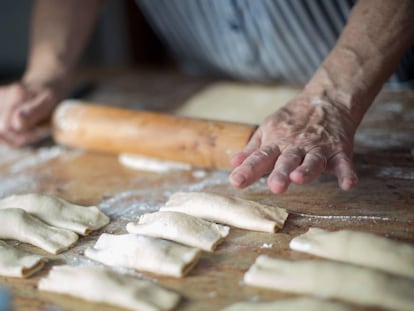 Elaboración de ‘casadielles’, un dulce típico del Principado de Asturias.