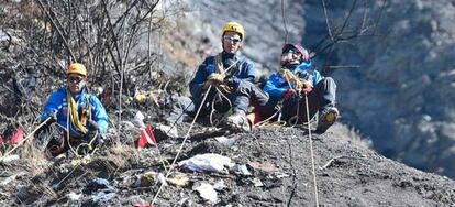 Efectivos de los equipos de rescate durante las labores de b&uacute;squeda en la zona donde se estrell&oacute; el Airbus A320.