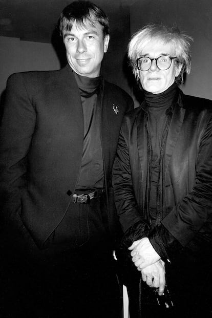 En mayo de 1986, con Andy Warhol. Cultivaría una amistad basada en la admiración. Shirley Malmann, en la semana de la moda de París en 1999, desfilaría en una de sus colecciones ataviada y maquillada como una obra warholiana, en homenaje al artista, que falleció en 1987.