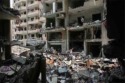 Varios libaneses inspeccionan los daños sufridos en sus pisos en un área residencial del sur de Beirut.