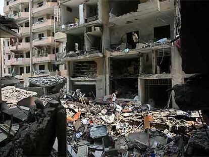 Varios libaneses inspeccionan los daños sufridos en sus pisos en un área residencial del sur de Beirut.