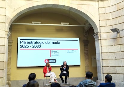 La directora del Disseny Hub Barcelona, Mireia Escobar, y el concejal de Cultura e Industrias Creativas, Xavier Marcé, pesentan el plan de moda.