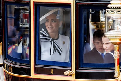 Kate Middleton junto a sus hijos, el príncipe Luis y la princesa Carlota, montados en una carroza durante el desfile  'Trooping the Colour', que conmemora el cumpleaños del rey Carlos III, este sábado en Londres. 