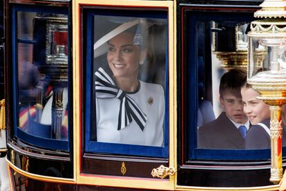 Kate Middleton with her children, Prince Louis and Princess Charlotte, riding on a float during the 'Trooping the Color' parade, which commemorates the birthday of King Charles III, this Saturday in London. 