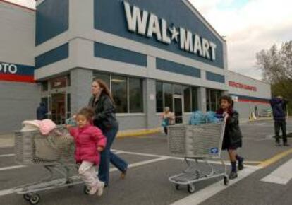 A nivel trimestral, los beneficios de WalMart, la mayor cadena mundial de supermercados, subieron un 7,9 % hasta 5.600 millones de dólares, tras unas ventas que totalizaron 127.100 millones (un 3,9 % más). EFE/Archivo