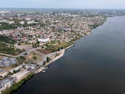 (FILES) This file photo taken on May 20, 2022 shows an aerial view of the city of Kherson, amid the ongoing Russian military action in Ukraine. - Russian Defence Minister Sergei Shoigu on November 9, 2022 ordered Moscow's troops to withdraw from the city of Kherson in southern Ukraine, which Ukrainian forces have been advancing on for weeks. (Photo by Andrey BORODULIN / AFP)