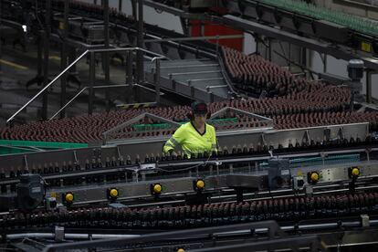 Trabajadora en la planta para el envasado de Coca-Cola en Martorelles (Barcelona), en octubre de 2023.
