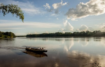 El barco solar llamado Tapiatpia se hace realidad y navega pacíficamente por las aguas de la Amazonia generando esperanza en los habitantes del territorio achuar. En la fotografía se puede apreciar la llegada de la canoa de Kara Solar a la comunidad de Sharamentsa, para dar inicio a la celebración de este sueño hecho realidad.