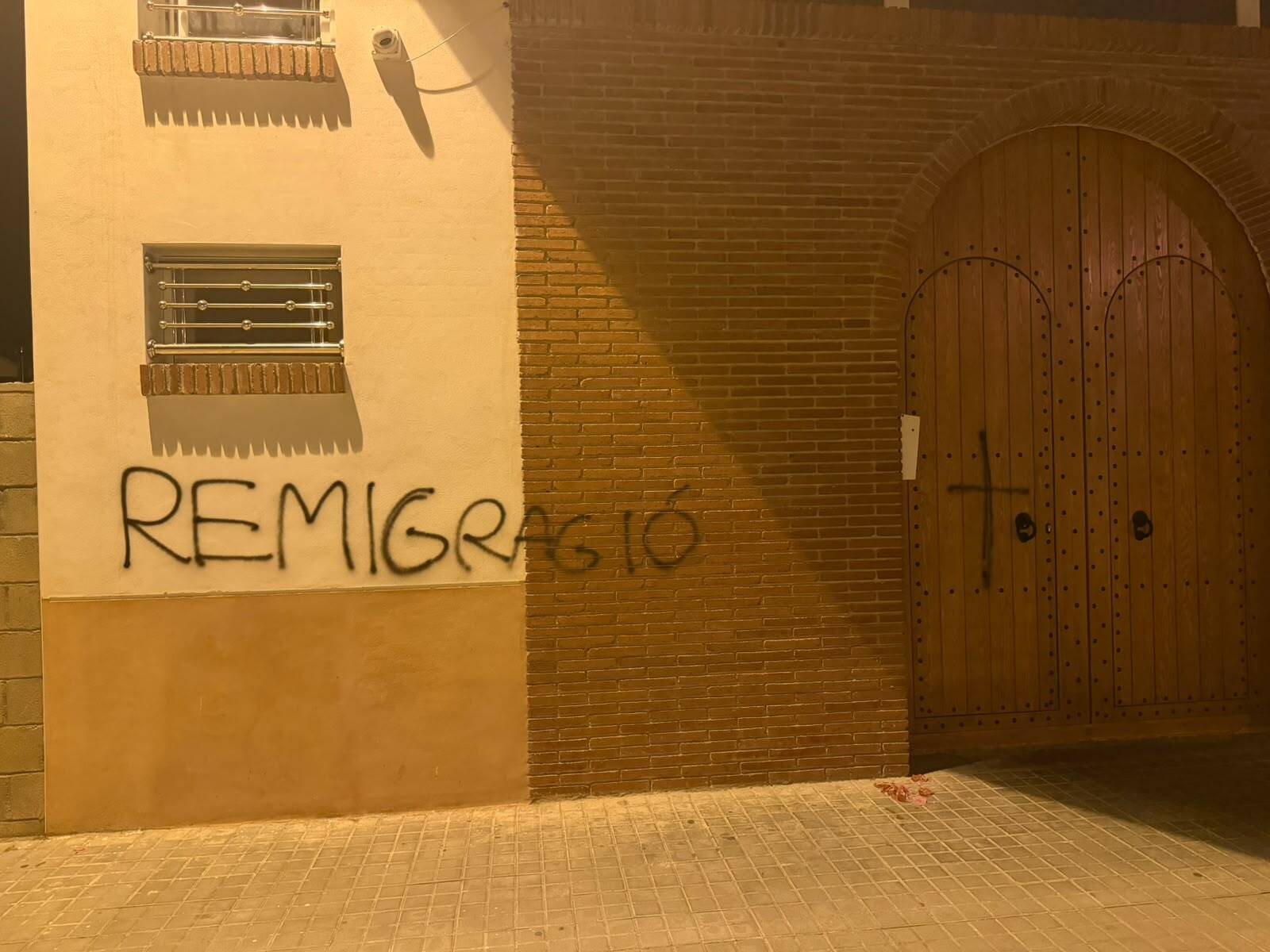 Dos individuos pintan “reemigración” y dejan carne de cerdo en la mezquita de Vilanova del Camí