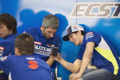 Maverick Vinales con su nuevo equipo en el box.