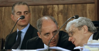 Camps habla con su abogado, Javier Boix, durante el juicio. Al fondo, Ricardo Costa.